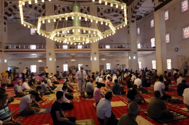 Mardin-Hindi-26-06-2020-Coronavirus süreci sırasında, cuma namazı sosyal mesafeyi dikkate alarak yerine getirildi..