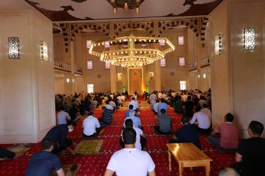 Mardin-Hindi-26-06-2020-Coronavirus süreci sırasında, cuma namazı sosyal mesafeyi dikkate alarak yerine getirildi..