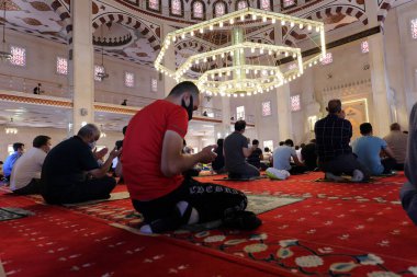 Mardin-Hindi-26-06-2020-Coronavirus süreci sırasında, cuma namazı sosyal mesafeyi dikkate alarak yerine getirildi..