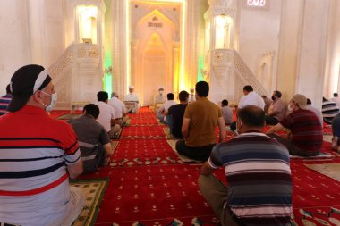 Mardin-Hindi-26-06-2020-Coronavirus süreci sırasında, cuma namazı sosyal mesafeyi dikkate alarak yerine getirildi..