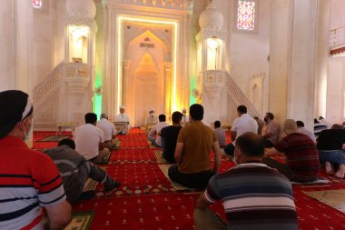 Mardin-Hindi-26-06-2020-Coronavirus süreci sırasında, cuma namazı sosyal mesafeyi dikkate alarak yerine getirildi..