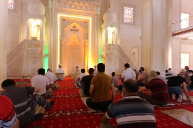 Mardin-Hindi-26-06-2020-Coronavirus süreci sırasında, cuma namazı sosyal mesafeyi dikkate alarak yerine getirildi..