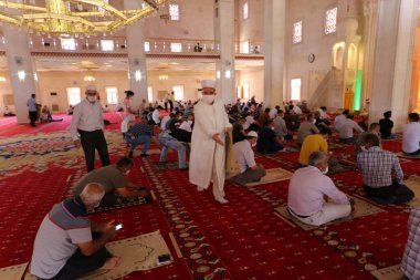 Mardin-Hindi-26-06-2020-Coronavirus süreci sırasında, cuma namazı sosyal mesafeyi dikkate alarak yerine getirildi..