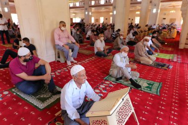 Mardin-Hindi-26-06-2020-Coronavirus süreci sırasında, cuma namazı sosyal mesafeyi dikkate alarak yerine getirildi..