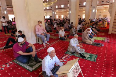 Mardin-Hindi-26-06-2020-Coronavirus süreci sırasında, cuma namazı sosyal mesafeyi dikkate alarak yerine getirildi..