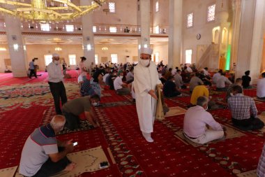 Mardin-Hindi-26-06-2020-Coronavirus süreci sırasında, cuma namazı sosyal mesafeyi dikkate alarak yerine getirildi..