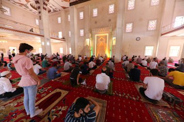 Mardin-Hindi-26-06-2020-Coronavirus süreci sırasında, cuma namazı sosyal mesafeyi dikkate alarak yerine getirildi..