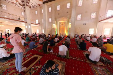 Mardin-Hindi-26-06-2020-Coronavirus süreci sırasında, cuma namazı sosyal mesafeyi dikkate alarak yerine getirildi..