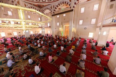 Mardin-Hindi-26-06-2020-Coronavirus süreci sırasında, cuma namazı sosyal mesafeyi dikkate alarak yerine getirildi..