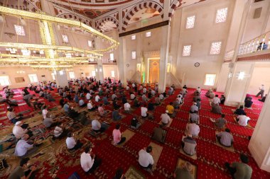 Mardin-Hindi-26-06-2020-Coronavirus süreci sırasında, cuma namazı sosyal mesafeyi dikkate alarak yerine getirildi..