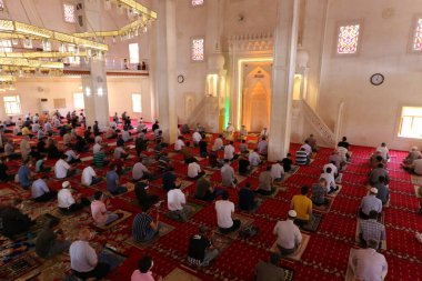 Mardin-Hindi-26-06-2020-Coronavirus süreci sırasında, cuma namazı sosyal mesafeyi dikkate alarak yerine getirildi..