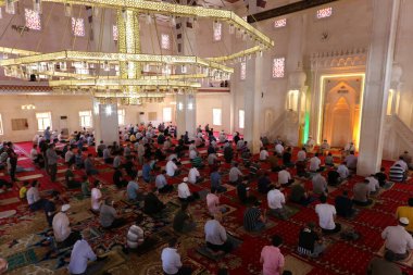 Mardin-Hindi-26-06-2020-Coronavirus süreci sırasında, cuma namazı sosyal mesafeyi dikkate alarak yerine getirildi..