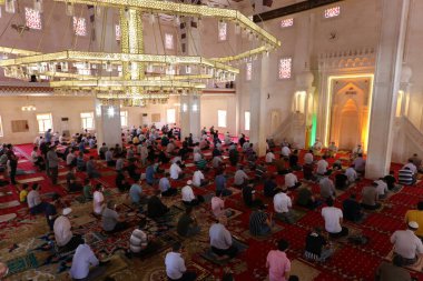 Mardin-Hindi-26-06-2020-Coronavirus süreci sırasında, cuma namazı sosyal mesafeyi dikkate alarak yerine getirildi..