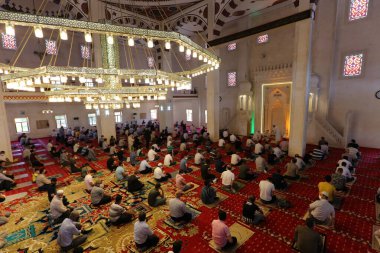 Mardin-Hindi-26-06-2020-Coronavirus süreci sırasında, cuma namazı sosyal mesafeyi dikkate alarak yerine getirildi..