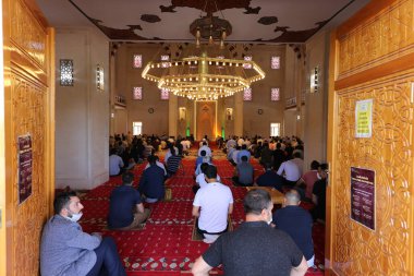 Mardin-Hindi-26-06-2020-Coronavirus süreci sırasında, cuma namazı sosyal mesafeyi dikkate alarak yerine getirildi..