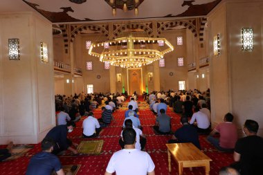 Mardin-Hindi-26-06-2020-Coronavirus süreci sırasında, cuma namazı sosyal mesafeyi dikkate alarak yerine getirildi..