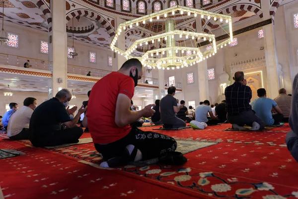 Mardin-Hindi-26-06-2020-Coronavirus süreci sırasında, cuma namazı sosyal mesafeyi dikkate alarak yerine getirildi..