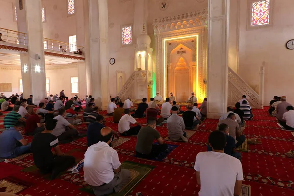 Mardin-Hindi-26-06-2020-Coronavirus süreci sırasında, cuma namazı sosyal mesafeyi dikkate alarak yerine getirildi..