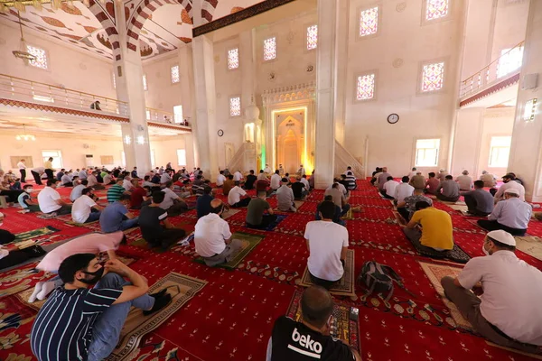 Mardin-Hindi-26-06-2020-Coronavirus süreci sırasında, cuma namazı sosyal mesafeyi dikkate alarak yerine getirildi..