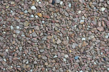 Küçük renkli çakıl taşlarından oluşan bir duvar. Doku. Arkaplan.