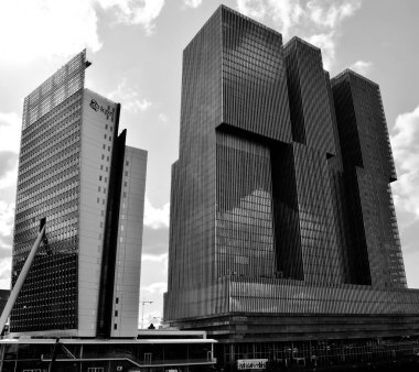 Rotterdam, Hollanda - 2 Eylül 2019: Erasmusbrug 'dan Koninklijke N.V. View binası. Siyah beyaz fotoğraf, tek renkli..