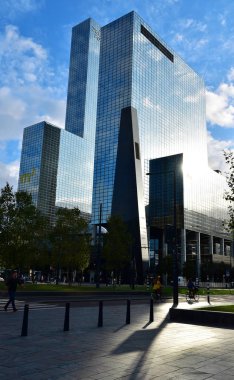Rotterdam, Hollanda - 7 Eylül 2019: Sabah güneşinde gökdelen kompleksi Gebouw Delftse Poort. Alt görünüm.