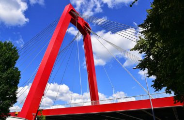 Rotterdam, Hollanda - 2 Eylül 2019: Nieuwe Maas nehri üzerinde Willemsbrug. Yakın plan..