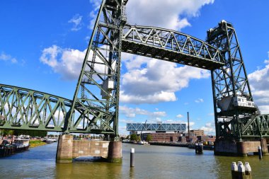 Rotterdam, Hollanda - 2 Eylül 2019: Nieuwe Maas nehri üzerindeki Koningshavenbrug 