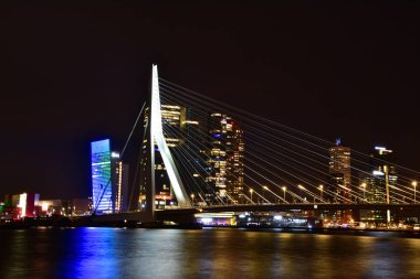 Rotterdam, Hollanda - 2 Eylül 2019: Erasmusbrug, diğer adıyla Swan, o gece Nieuwe Maas nehrinde.