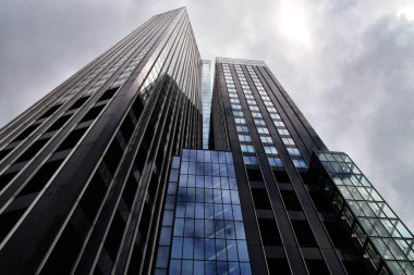 Rotterdam, Hollanda - 7 Eylül 2019: Deloitte Rotterdam Binası. Alt görünüm.