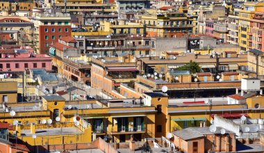 Roma, İtalya - 14 Mart 2019: Vatikan Müzesi 'nin penceresinden Roma' nın çatıları.