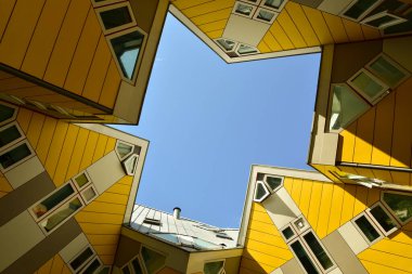 Rotterdam, Hollanda - 6 Haziran 2020: Kijk-Kubus. Küp Evleri. Evler ağaç gibidir. Alt görünüm.