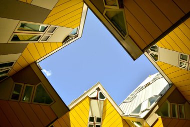 Rotterdam, Hollanda - 6 Haziran 2020: Kijk-Kubus. Küp Evleri. Evler ağaç gibidir. Alt görünüm.