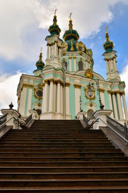 Kyiv, Ukrayna: 6 Haziran 2020. St. Andrew Kilisesi. Merdivenlerden bak..