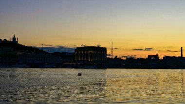 Kyiv, Ukrayna - 1 Temmuz 2020: günbatımında Dnipro nehrinin sağ kıyısında. Yakın plan..