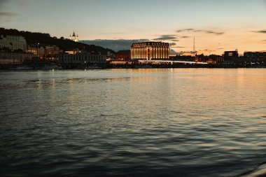 Kyiv, Ukrayna - 1 Temmuz 2020: Günbatımında Dnipro Nehri 'nin sağ yakası.