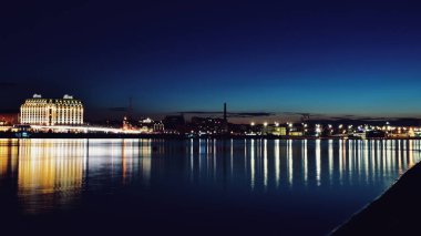 Kyiv, Ukrayna - 1 Temmuz 2020: Dnipro Nehri 'nin sağ yakası, Podil bölgesi, geceleri. Şehir ışıkları suya yansıyor..