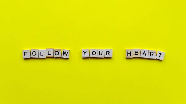 Λέξεις Ακολουθήστε Την Καρδιά Σας Ένα Κίτρινο Φόντο Χαρτί Κίνητρο — Φωτογραφία Αρχείου
