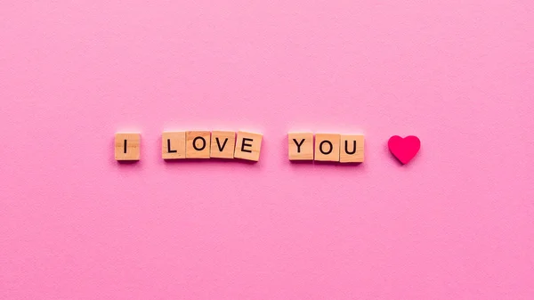 Die Worte Ich Liebe Dich Auf Einem Rosafarbenen Papierhintergrund Kann — Stockfoto