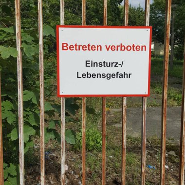 BERLİN, GERMANY 20 HAZİRAN 2020: Çitin üzerinde Almanca 