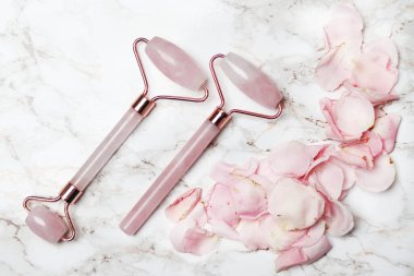 İki gül kuvars rulosu, sert cilt için kırışıklık önleyici güzellik tedavisi