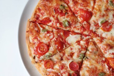 Domatesli pizza ve mozzarella.