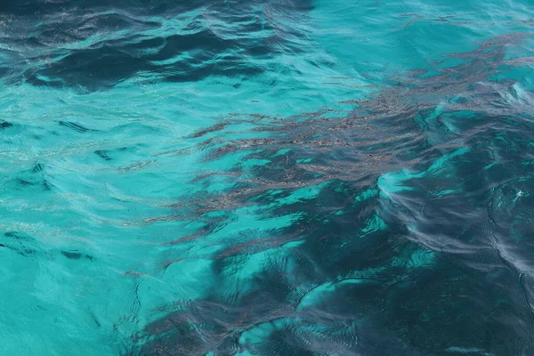 トルコ石の水面を背景に — ストック写真