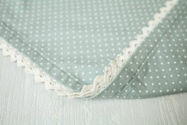 Hafif dikişli beyaz dantelli benekli kumaş.