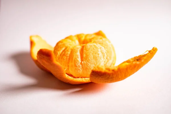 Tangerina suculenta brilhante na forma de uma flor isolada em um fundo branco — Fotografia de Stock