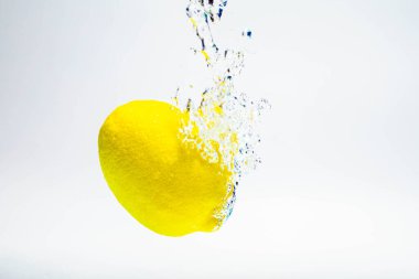 Limon suya. Yakın plan. Beyazda izole edilmiş