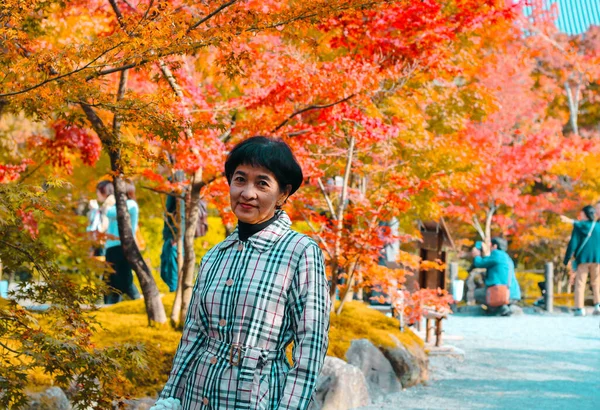 秋天的时候 亚洲的一位老年妇女与秋树合影 日本京都 — 图库照片