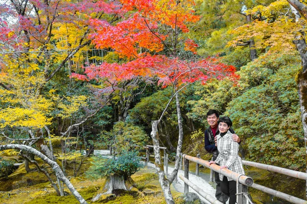 Asiatisches Seniorenpaar Posiert Mit Herbstbaum Japanischen Garten Während Der Herbstsaison — Stockfoto
