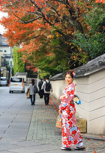 Azjatka Piękna Kobieta Ubierając Kimono Zwiedzanie Wokół Japońskiego Starego Domu — Zdjęcie stockowe