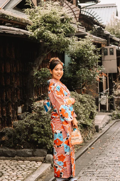 Azjatycka Piękna Kobieta Ubierająca Kimono Zwiedzająca Japoński Stary Dom Kyoto — Zdjęcie stockowe